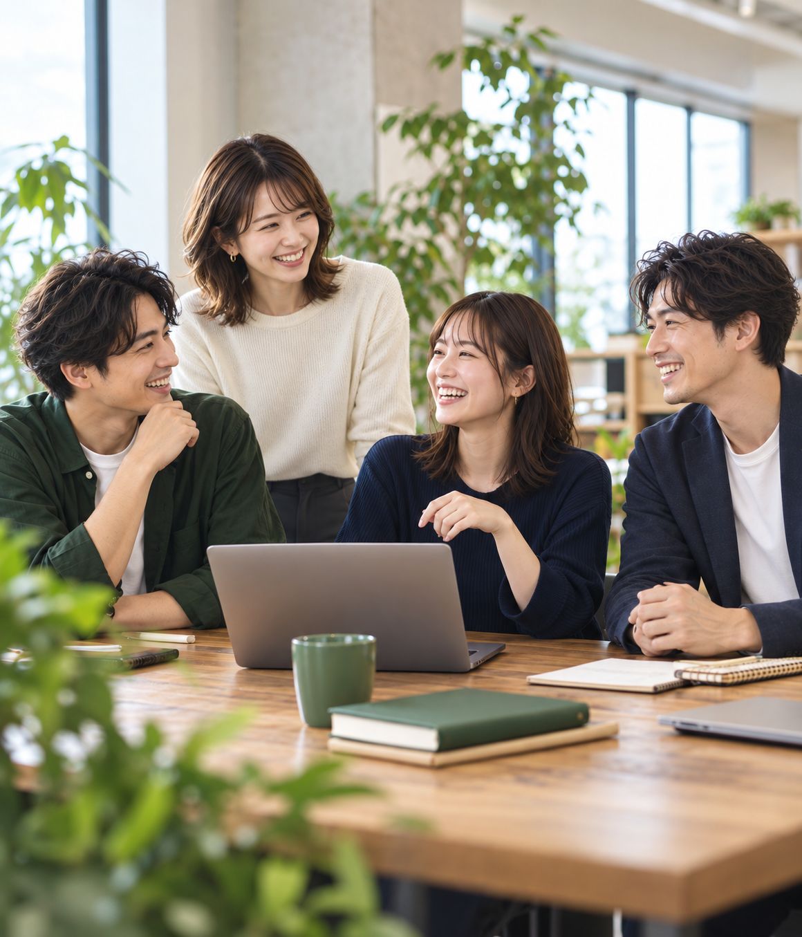 笑顔で語り合う仲間たちのイメージ